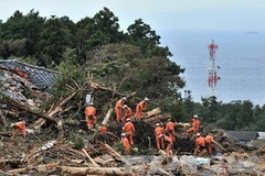 Cảnh sát tìm kiếm nạn nhân mất tích sau trận động đất trên đảo Oshima ngày 18/10 vừa qua. (Ảnh: AFP/TTXVN)