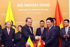 Bộ trưởng Ngoại giao VN Phạm Bình Minh và Bộ trưởng Ngoại giao, Di dân Ecuador Ricardo Patino Aroca ký các văn kiện hợp tác. (Ảnh: Nguyễn Dân/TTXVN)