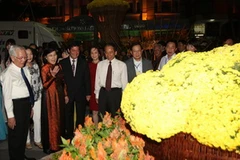 Lãnh đạo Thành phố Hồ Chí Minh tham quan Đường hoa Nguyễn Huệ. (Ảnh: Quang Nhựt/TTXVN)