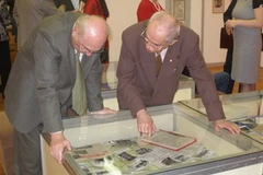 Tiến sỹ Déri Miklós (phải) ôn lại những kỷ niệm xưa về Việt Nam cùng một đồng đội cũ.(Ảnh: Hoàng Linh/Vietnam+)