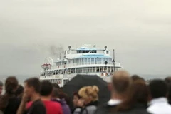 Đám đông chờ đợi những người được vớt từ con tàu đắm trên sông Volga. (Nguồn: Reuters)