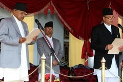 Tổng thống Nepal Ram Baran Yadav (trái) và tân Thủ tướng Nepal Jhalanath Khanal (phải) tại lễ tuyên thệ nhậm chức. (Ảnh: AFP/TTXVN)