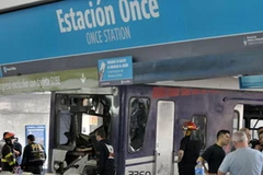 Nhân viên cứu hộ làm nhiệm vụ sau khi tai nạn xảy ra. (Nguồn: Xinhua)