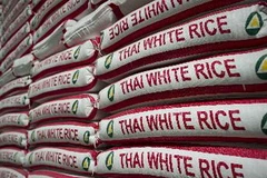 Những bao gạo Thái Lan tại nhà máy ở Bangkok. (Ảnh: AFP/TTXVN)