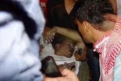 Người dân Libya cấp cứu một người đàn ông bất tỉnh được cho là đại sứ Mỹ tại Libya Chris Stevens. (Nguồn: AFP/TTXVN)