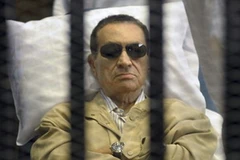 Cựu Tổng thống Ai Cập Hosni Mubarak nằm trong một buồng có chấn song trong phiên xét xử tại thành phố Cairo hôm 2/6 vừa qua. (Nguồn: AP)