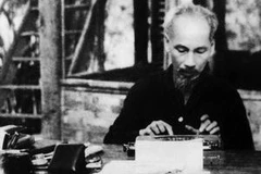 Chủ tịch Hồ Chí Minh làm việc tại chiến khu Việt Bắc trong thời kỳ kháng chiến chống thực dân Pháp. (Ảnh: TTXVN)