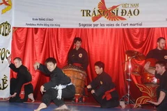 Các tráng sỹ đạo tại Bỉ biểu diễn. (Ảnh: Thái vân/Vietnam+)