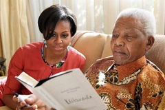 Đệ nhất phu nhân Michelle Obama có chuyến thăm ông Mandela tại nhà riêng ở Johannesburg vào ngày 21/6/2012. (Ảnh: AFP/Getty Images) 