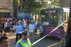 Chiếc xe buýt bị phong tỏa sau vụ tấn công. (Nguồn: news.cn)