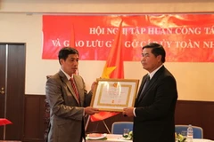 Ông Đặng Văn Cần trao tặng giấy khen Đảng bộ trong sạch, vững mạnh tiêu biểu năm 2012 cho Đảng bộ Nhật Bản. (Ảnh: Hữu Thắng-Tri Phương/Vietnam+)