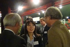 Các đại biểu trao đổi ý kiến bên lề Cuộc gặp gỡ. (Ảnh: Lê Hà-Nguyễn Tuyên/Vietnam+)