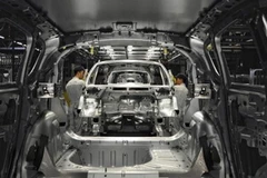 Công nhân làm việc trên dây chuyền lắp ráp ôtô tại Nhà máy PSA Peugeot Citroen ở Sochaux, Pháp. (Nguồn: Bloomberg)