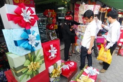 Cửa hàng bán đồ lưu niệm tại Hà Nội trước ngày Valentine. (Ảnh: Nhật Anh/TTXVN) 