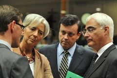 Các Bộ trưởng Tài chính Phần Lan, Pháp, Ireland và Anh trước cuộc họp đặc biệt của Hội đồng Kinh tế-Tài chính EU tại Brussels ngày 9/5. (Ảnh: AFP/TTXVN) 