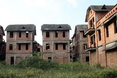 Các khu biệt thự bị bỏ hoang. (Ảnh: Tuấn Anh/TTXVN)