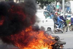 Xe SH đột nhiên bốc cháy ngùn ngụt tại ngã tư Kim Mã-Liễu Giai (Hà Nội) trưa 12/12/2011. (Ảnh: Internet) 