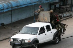 Lực lượng vũ trang tuần tra trên đường phố. (Ảnh: THX/TTXVN)
