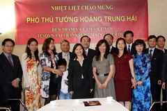 Phó Thủ tướng Hoàng Trung Hải cùng cán bộ, nhân viên Tổng lãnh sự quán tại Frankfurt. (Ảnh: Văn Long-Thanh Hải/Vietnam+) 