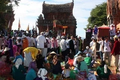 Đồng bào dân tộc Chăm tham gia lễ hội Katê ở tháp cổ. (Ảnh: Đức Ánh/TTXVN)