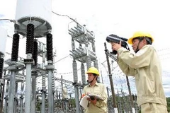 Kiểm tra kỹ thuật, phòng ngừa sự cố tại trạm biến áp 220kv. (Ảnh: Ngọc Hà/TTXVN)