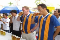 Thi uống bia nhanh nhất, nhiều nhất. (Nguồn: vba.com.v)