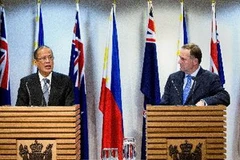 Thủ tướng New Zealand John Key (phải) có cuộc gặp với Tổng thống Philipin Benigno Aquino (trái). (Ảnh: AFP/TTXVN)