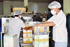 Công nhân đang đóng hàng nhân điều xuất khẩu tại Công ty Donafoods.