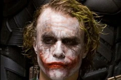 Sát thủ James Holmes trong bộ quần áo dành cho Joker (nhân vật phản diện trong phim Batman). (Nguồn: Daily Mail)