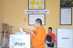 Một nhà sư đi bầu tại điểm bầu cử trường Trung học Chak Tomuk ở quận Don Penh. (Ảnh: Trần Chí Hùng/Vietnam+) 
