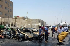 Tại hiện trường vụ đánh bom ở thành phố Sadr, phía Đông thủ đô Baghdad, ngày 23/7. (Ảnh: AFP/TTXVN)