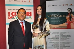 Đại sứ VN ở Italy và người mẫu Khánh My tại sự kiện "Những ngày Việt Nam" tại Milan. (Ảnh: Phạm Thành-Minh Đức-Anh Ngọc/Vietnam+)