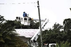 Gia cố đường điện sau khi bão Isaac quét qua Florida Keys ở Key West, bang Florida ngày 27/8. (Ảnh: AFP/TTXVN)