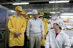 CEO Cook trong chuyến thăm đáng nhớ tới nhà máy của đối tác Foxconn. (Nguồn: Internet) 