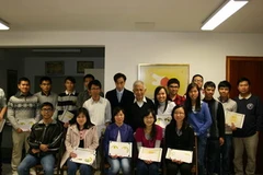 Giáo sư Odon Vallet và giáo sư Trần Thanh Vân cùng các bạn sinh viên Việt Nam tại lễ trao học bổng. (Ảnh: Lê Hà-Trung Dũng/Vietnam+) 