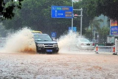 Đường phố bị ngập do mưa lớn tại thành phố Thẩm Dương, thủ phủ tỉnh Hải Nam, miền Nam Trung Quốc ngày 17/8. (Ảnh: THX/TTXVN)