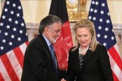 Ngoại trưởng Afghanistan Zalmai Rassoul và người đồng cấp Mỹ Hilary Clinton. (Nguồn: AFP/Getty Images)