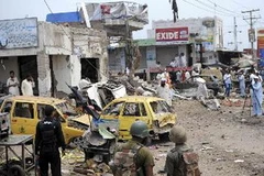 Hiện trường của vụ nổ bom ở thành phố Peshawar, Tây Nam Pakistan. (Ảnh: AFP/TTXVN)