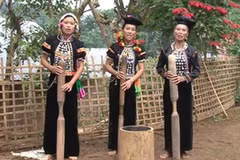Các bài dân ca Si La gắn với lao động sản xuất hàng ngày của dân tộc.