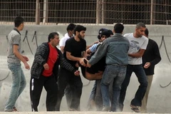 Một thanh niên bị thương trong cuộc xung đột với cảnh sát tại ngoại ô thủ đô Manama ngày 15/3. (Ảnh: THX/TTXVN)