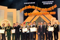 Các cá nhân đoạt giải ba Vifotec. (Ảnh: Hữu Việt/TTXVN)