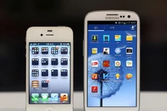 Apple iPhone 4S (trái) và Samsung Electronics Co Galaxy S III. (Nguồn: bloomberg.com)