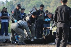 Thi thể nạn nhân vụ đánh bom ở Narathiwat. (Ảnh: AFP/TTXVN)