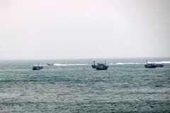 Tàu thuyền của ngư dân huyện Tuy An, tỉnh Phú Yên trên đường vào cửa biển tránh trú bão. (Ảnh: Thế Lập/TTXVN)