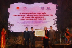 Trao Bằng của UNESCO công nhận Cao nguyên đá Đồng Văn, tỉnh Hà Giang, là thành viên Mạng lưới công viên địa chất toàn cầu. (Ảnh: Minh Tâm/TTXVN)