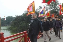 Khách du lịch nước ngoài thăm Đền Ngọc Sơn, Hà Nội. (Ảnh: Bích Ngọc/TTXVN)