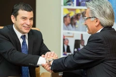 Ông Galuccio và ông Moshiri tại lễ ký. (Nguồn: YPF)