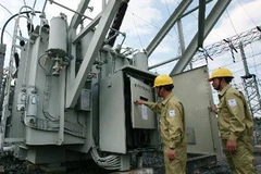 Vận hành lưới điện truyền tải tại trạm 200kV. (Ảnh: Ngọc Hà/TTXVN)