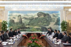 Thủ tướng Nhật Bản (giữa-bên trái) và Chủ tịch Trung Quốc (giữa-bên phải) tại cuộc gặp ở Đại lễ đường Nhân dân Bắc Kinh ngày 26/12. (Ảnh: AFP/TTXVN)