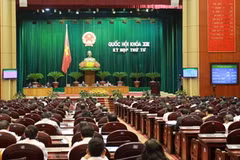 Quốc hội biểu quyết thông qua Nghị quyết về phân bổ ngân sách trung ương năm 2013. (Ảnh: Nhan Sáng/TTXVN)